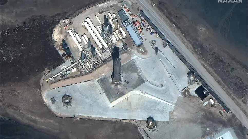 Imagen satelital facilitado por MAXAR Technologies muestra el SpaceX Starship SN10 antes del lanzamiento.