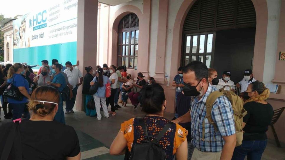 Se manifiestan trabajadores del Hospital Civil de Culiacán