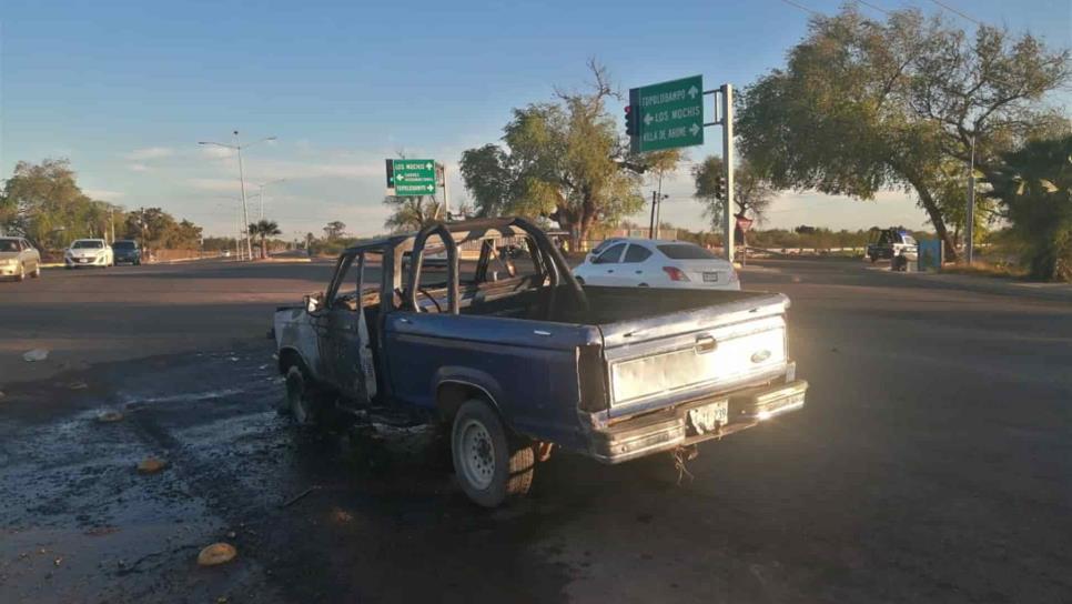 Se quema camioneta sobre la carretera Los Mochis-Ahome