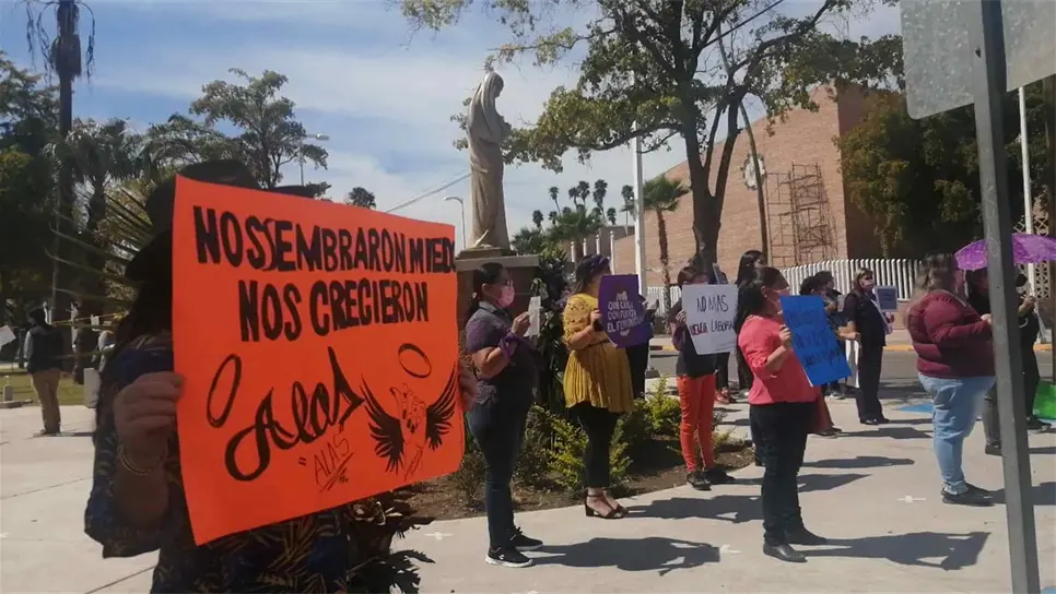 Mujeres se manifiestan en silencio en Los Mochis