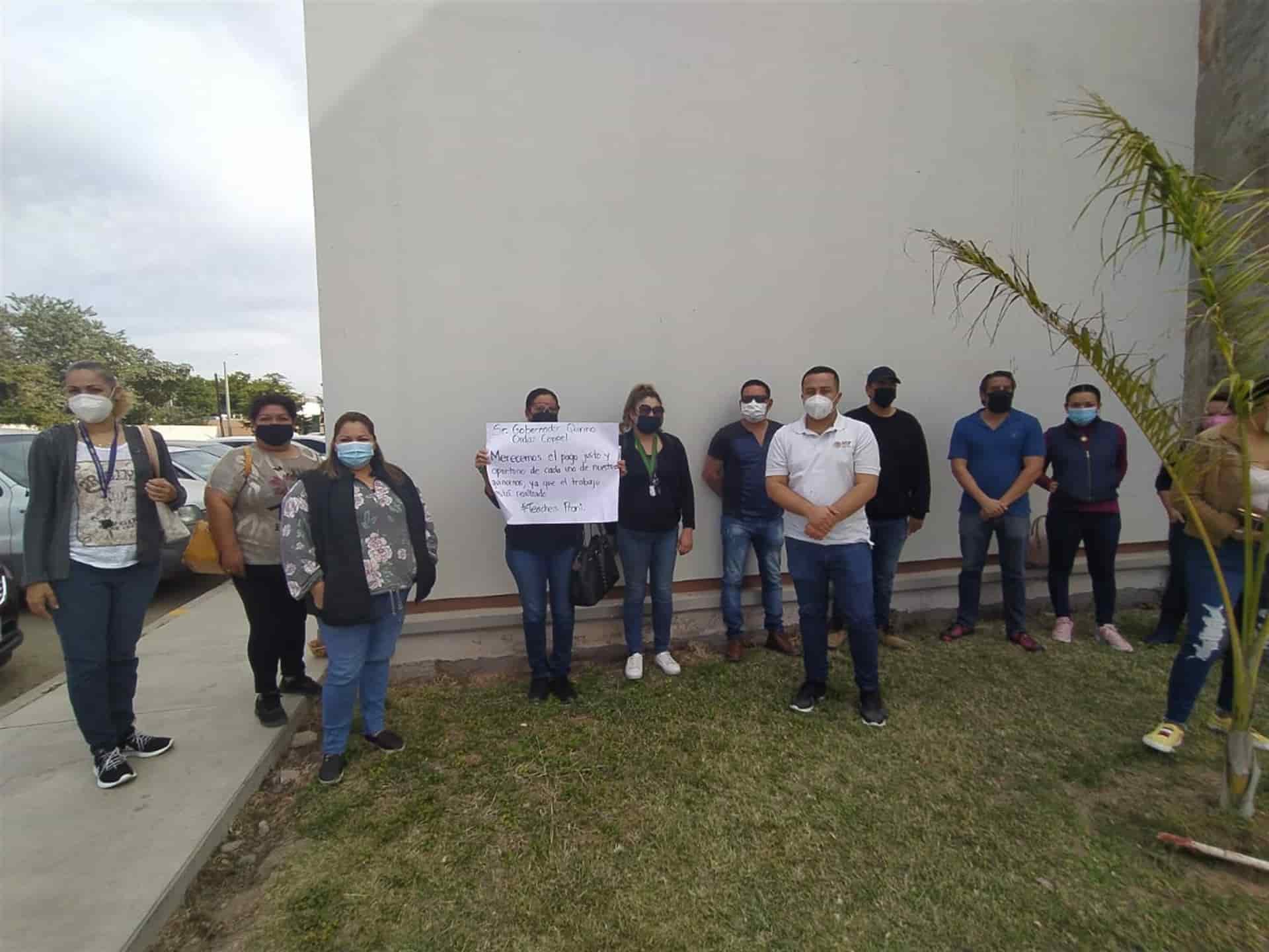 Maestros de inglés se manifiestan por falta de pagos