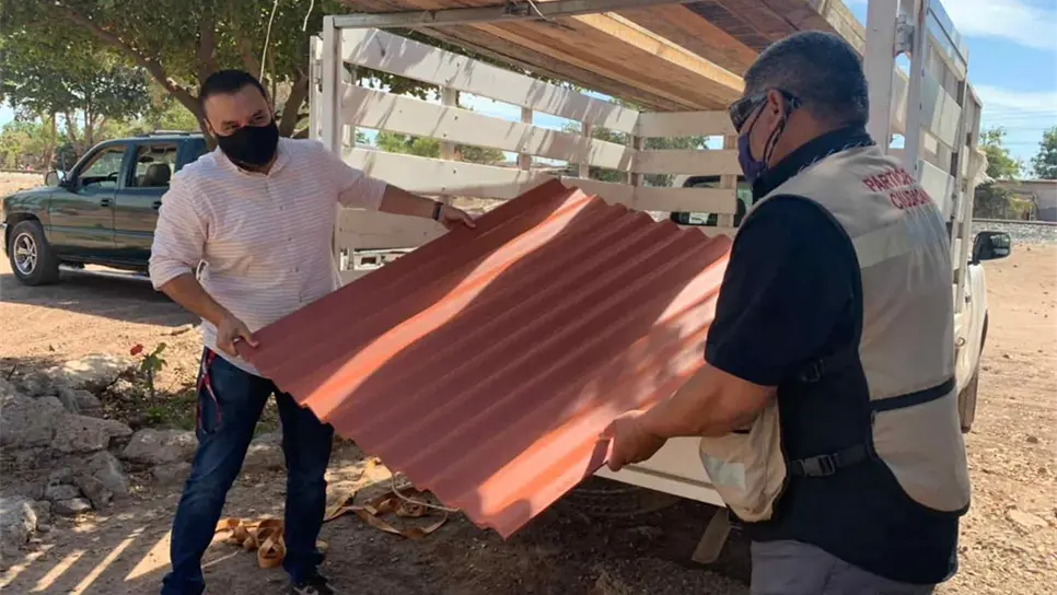 Entrega Ayuntamiento de Ahome paquetes de material rústico en La Arrocera