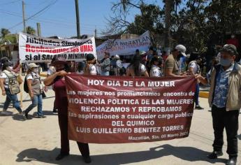 Reciben con manifestaciones a AMLO en Mazatlán