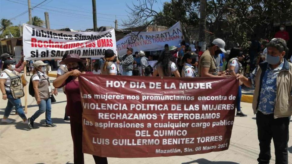 Reciben con manifestaciones a AMLO en Mazatlán