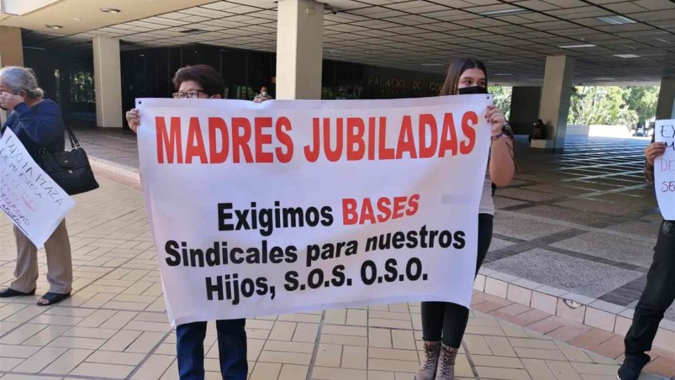 Jubilados del STASE se manifiestan en Palacio de Gobierno