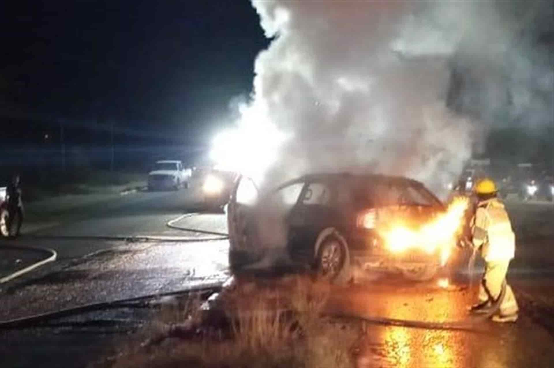 Cortocircuito provoca incendio en una camioneta en El Fuerte