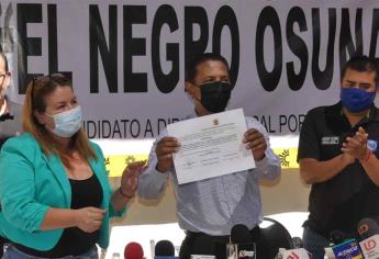 Recibe El Negro Osuna constancia como precandidato a diputado local