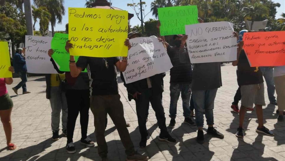 Se manifiestan albañiles por falta de empleo en Mazatlán