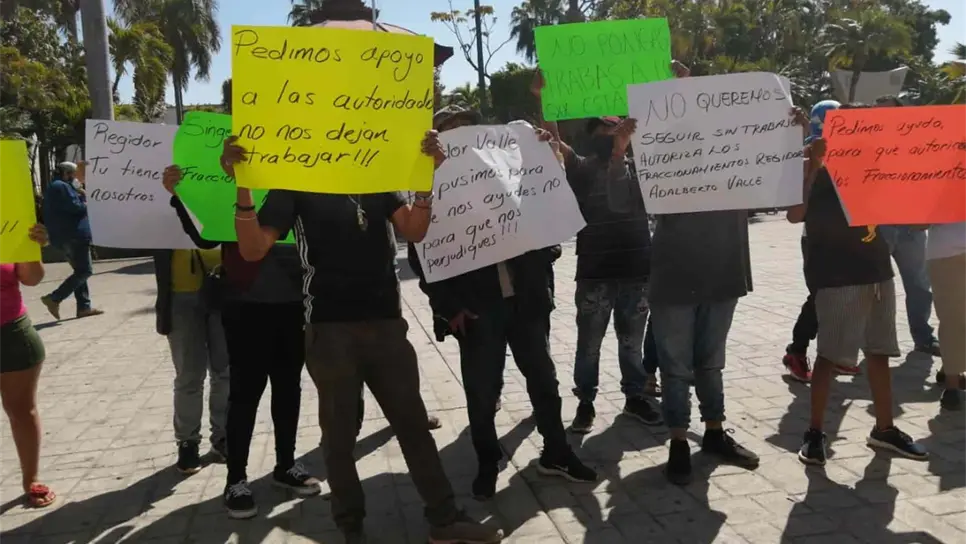 Se manifiestan albañiles por falta de empleo en Mazatlán