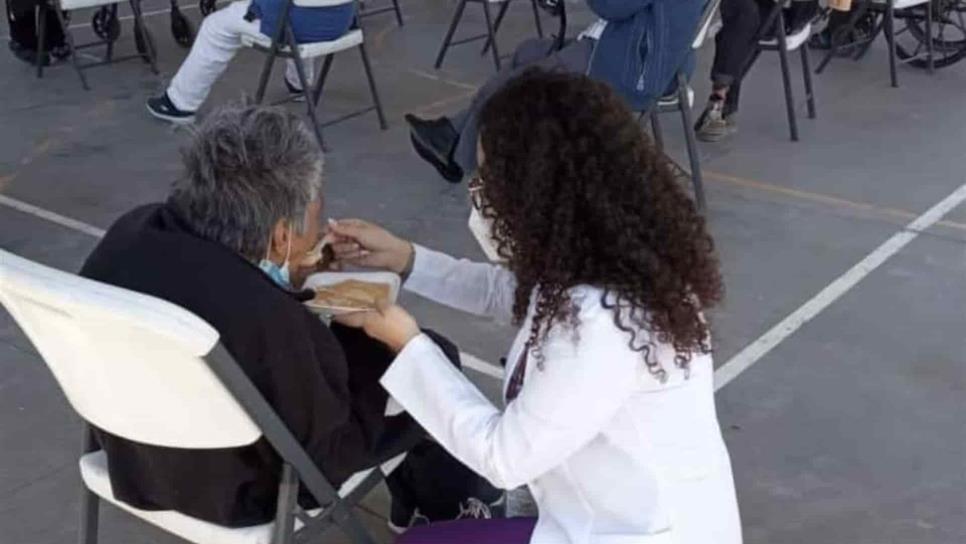 Brigadistas de la UAS brindan alimentos a adultos mayores durante vacunación