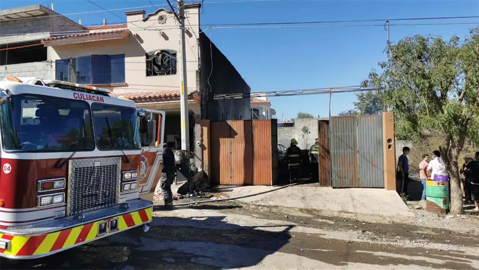 Se incendia bodega en la colonia 10 de Abril, en Culiacán