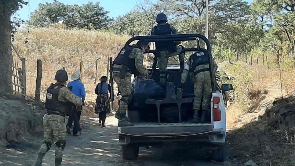 Recua de burros se atraviesa a militares en Choix y caen a un barranco