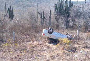 Mujeres salen ilesas tras aparatosa volcadura sobre la carretera Mazatlán-Culiacán