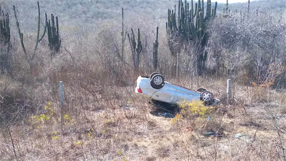 Mujeres salen ilesas tras aparatosa volcadura sobre la carretera Mazatlán-Culiacán