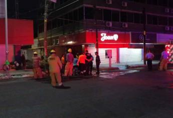 Imprenta del Centro de Los Mochis se incendia y provoca apagón