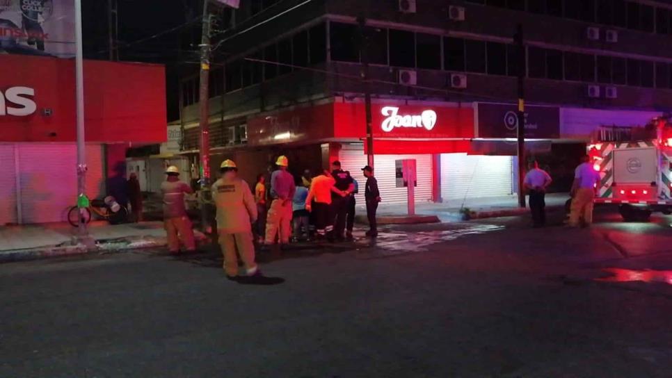 Imprenta del Centro de Los Mochis se incendia y provoca apagón