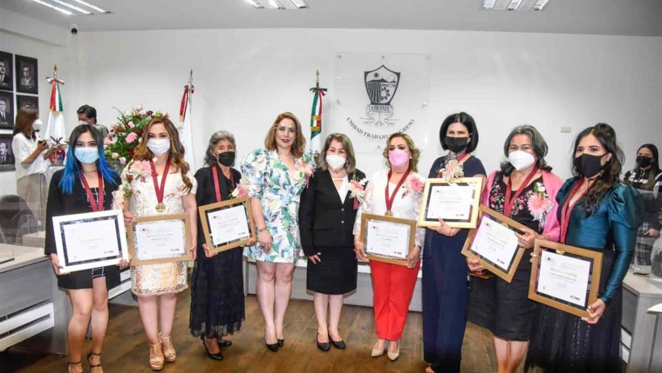 Reconocen con la medalla “Lore de la Vega” a ocho mujeres ahomenses