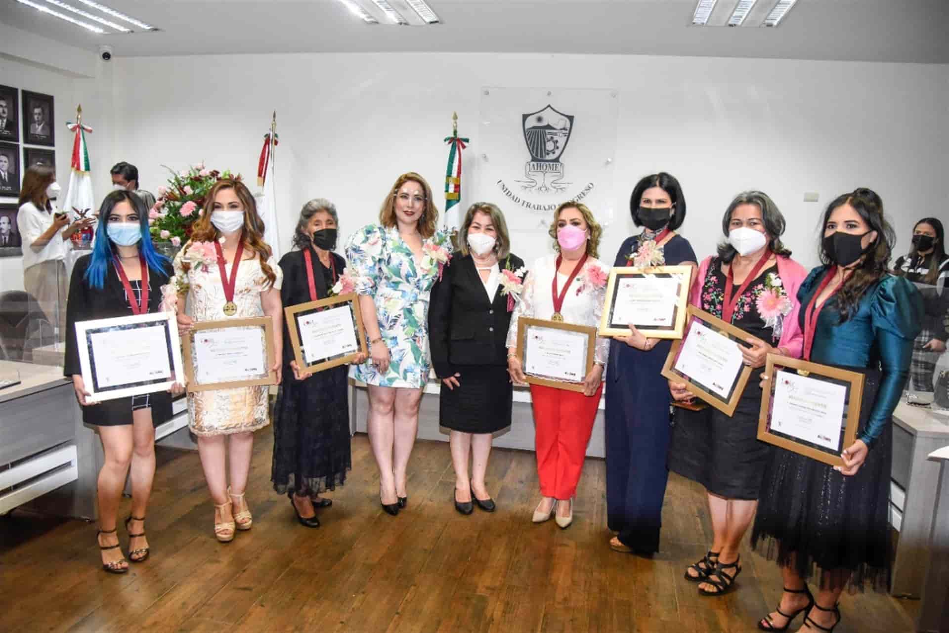 Reconocen con la medalla “Lore de la Vega” a ocho mujeres ahomenses