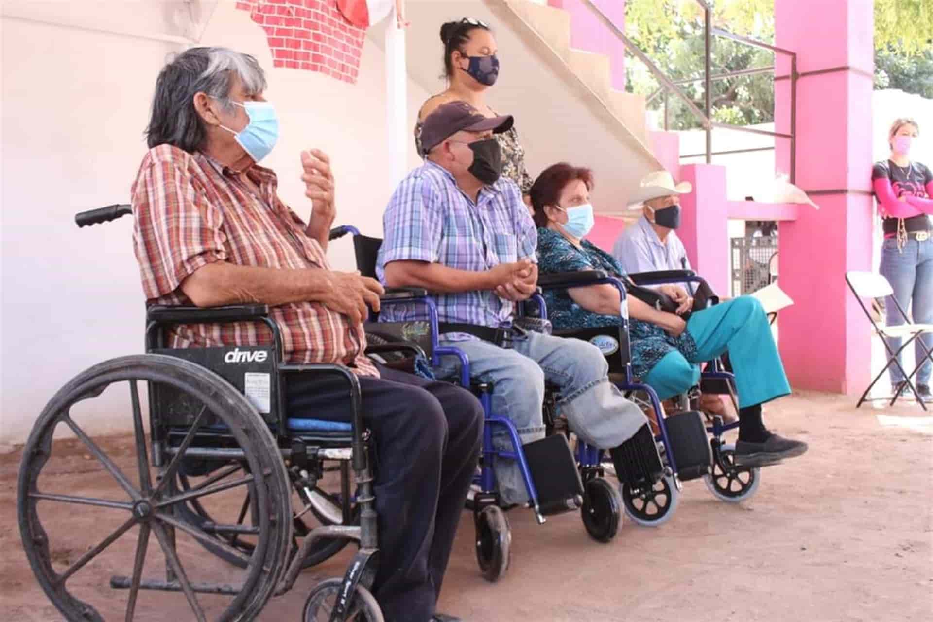 Autoridades del Sistema DIF entregan aparatos funcionales en El Fuerte