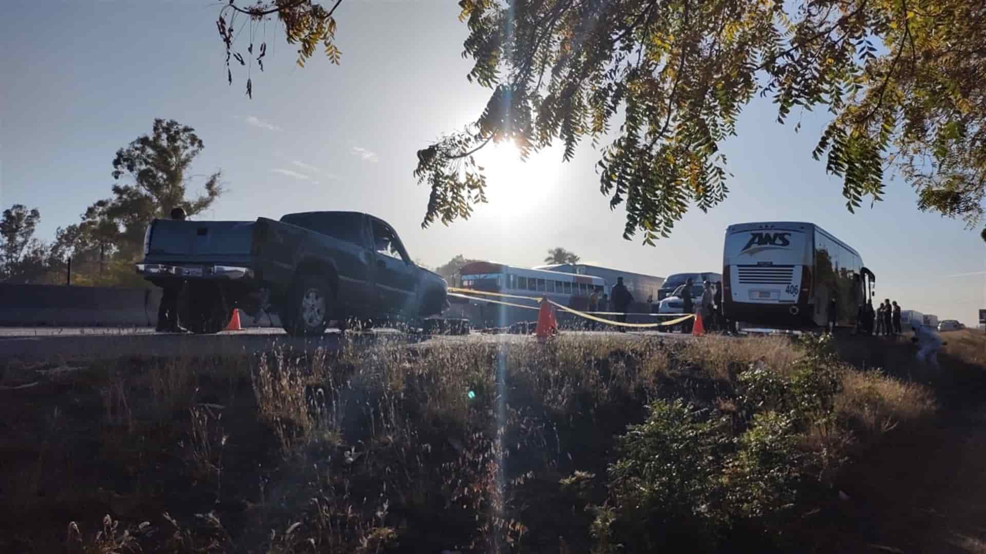 Choque entre camioneta y camión cobra la vida de una mujer en Guasave