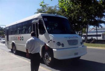 Suspenden a chofer del transporte público por arrojar una lata de cerveza