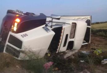 Vuelca camión en la carretera El Carrizo - El Fuerte