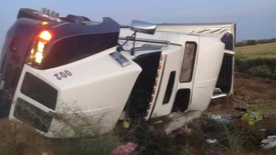 Vuelca camión en la carretera El Carrizo - El Fuerte