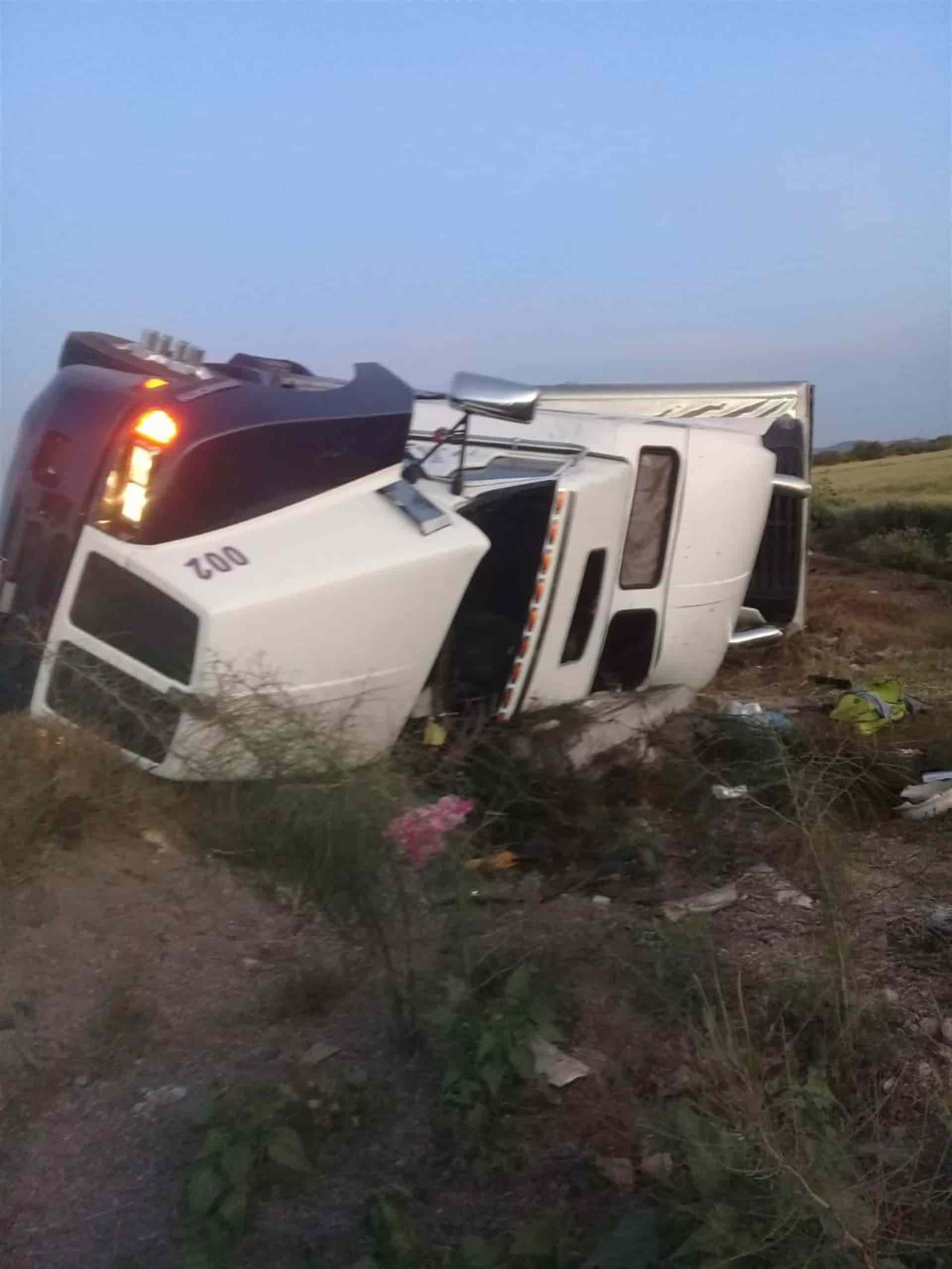 Vuelca camión en la carretera El Carrizo - El Fuerte