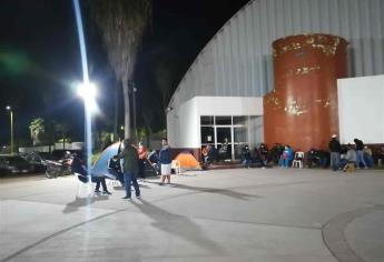 Acampan en el Polideportivo Centenario para asegurar vacuna anticovid