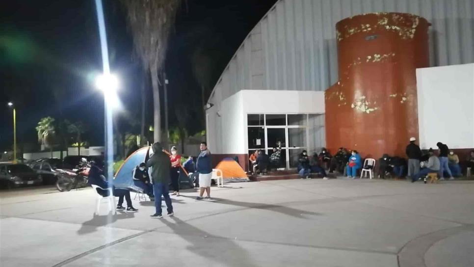 Acampan en el Polideportivo Centenario para asegurar vacuna anticovid