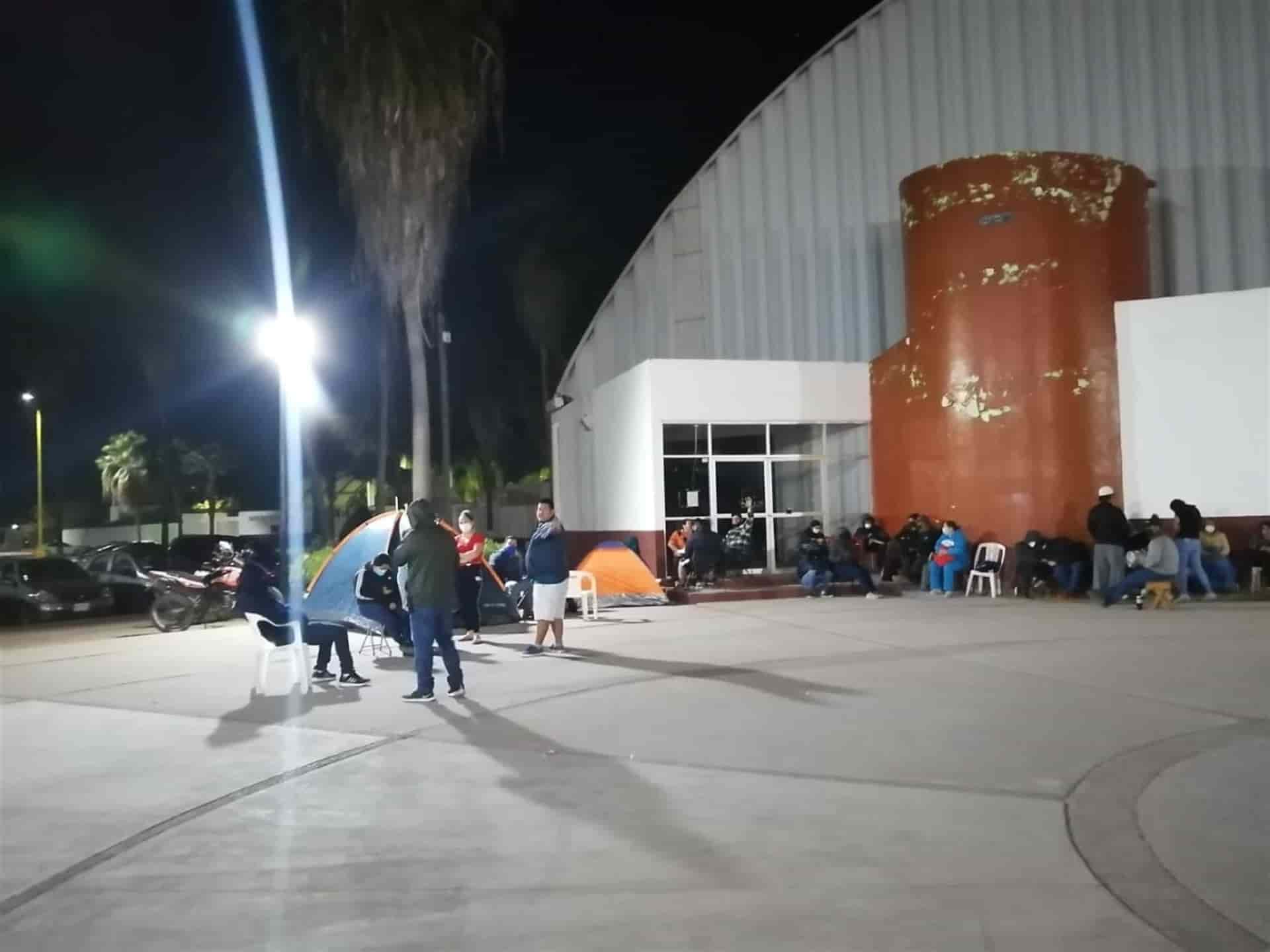 Acampan en el Polideportivo Centenario para asegurar vacuna anticovid