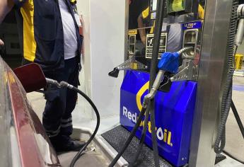 Baja la gasolina; gobierno sube impuesto para mantener metas fiscales