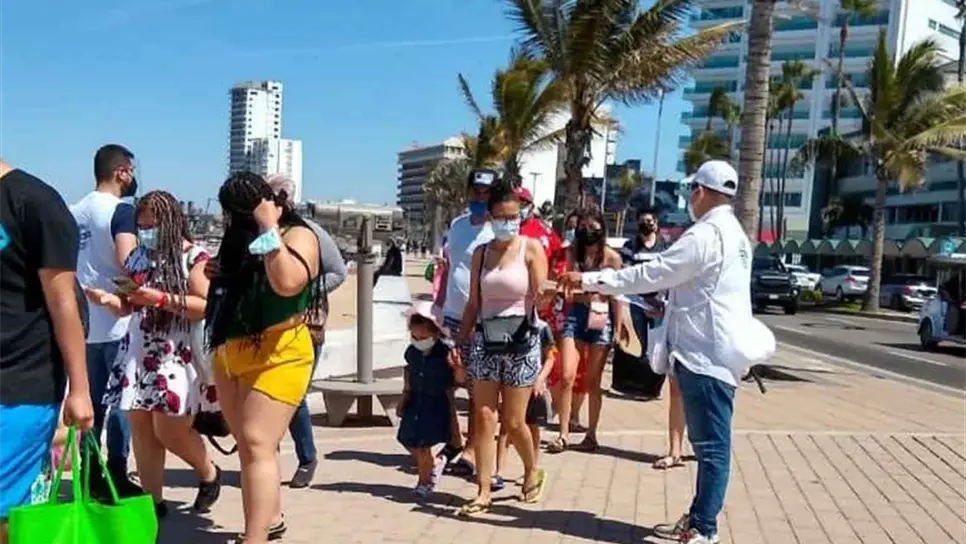 Gerardo es médico, está molesto por apertura de playas