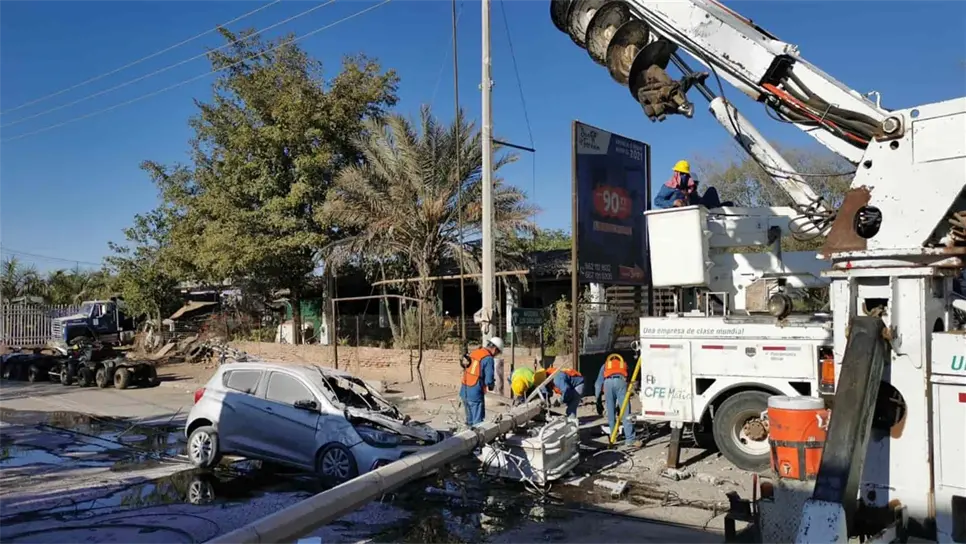 Tráiler tumba postes de la CFE y caen sobre vehículo
