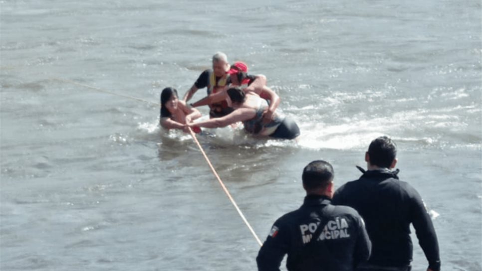 Casi se ahogan mujer y menor en el río de Ayuné