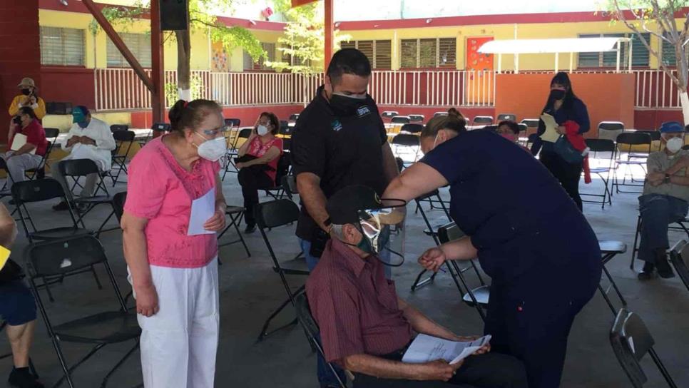 Adultos mayores vacunados no han presentado reacciones adversas: SSa