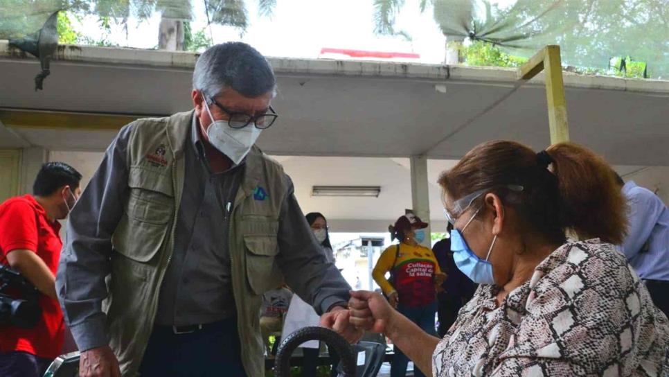 Supervisa Secretario de Salud módulo de vacunación en Culiacán