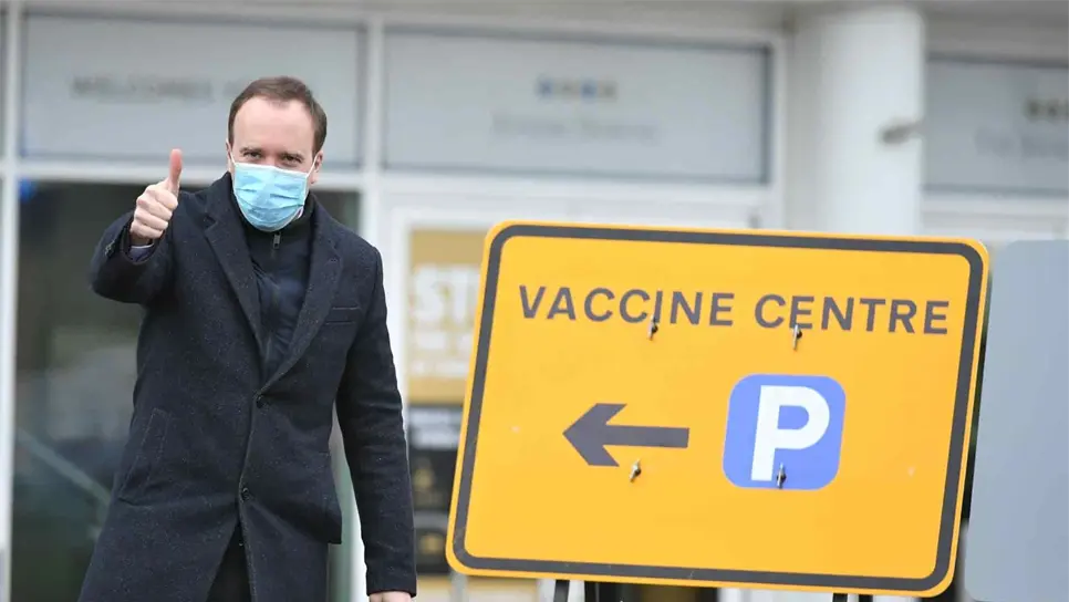 El Gobierno británico anima a vacunarse pese al posible riesgo de AstraZeneca