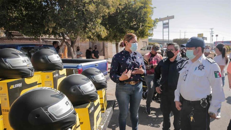Autoridades de Guasave regalan cascos a motociclistas para evitar tragedias