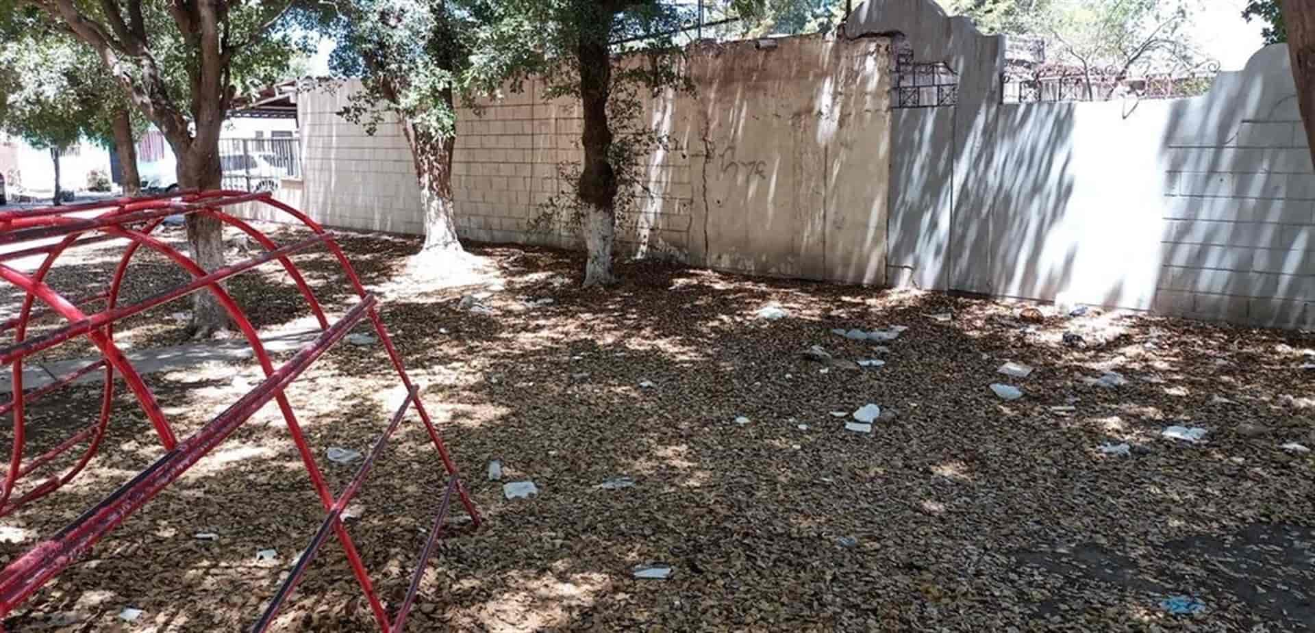 Se quejan que área verde se convirtió en tiradero de escombro y basura