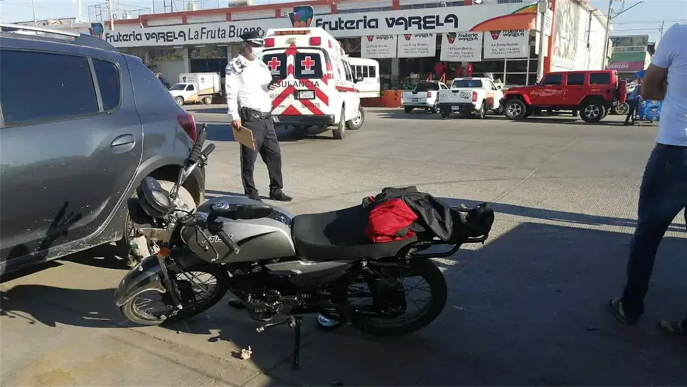 Dos menores en motocicleta se impactan contra camioneta en Culiacán