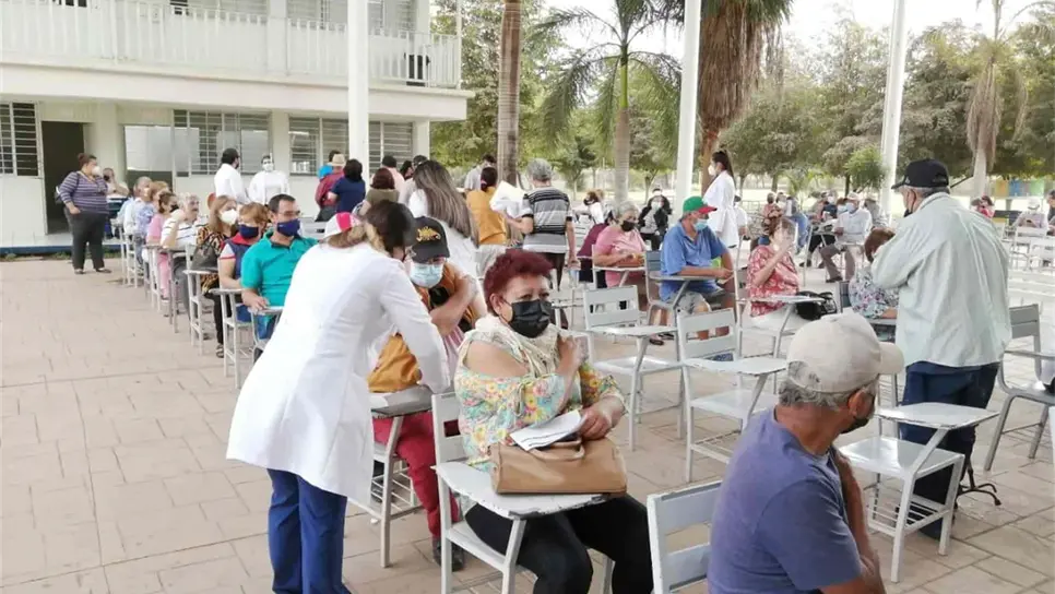 Adultos mayores de Navolato reciben la segunda dosis de vacuna contra Covid