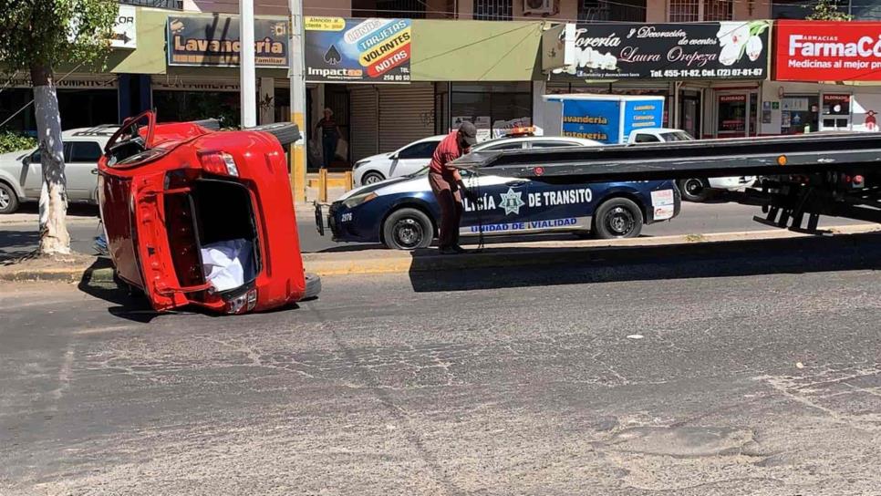 Auto compacto termina volcado tras fuerte choque en Culiacán