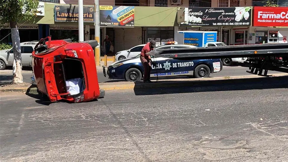 Auto compacto termina volcado tras fuerte choque en Culiacán