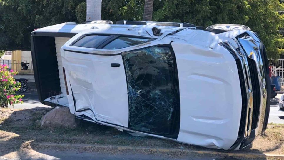 Aparatosa volcadura en Guasave deja cuantiosas pérdidas materiales