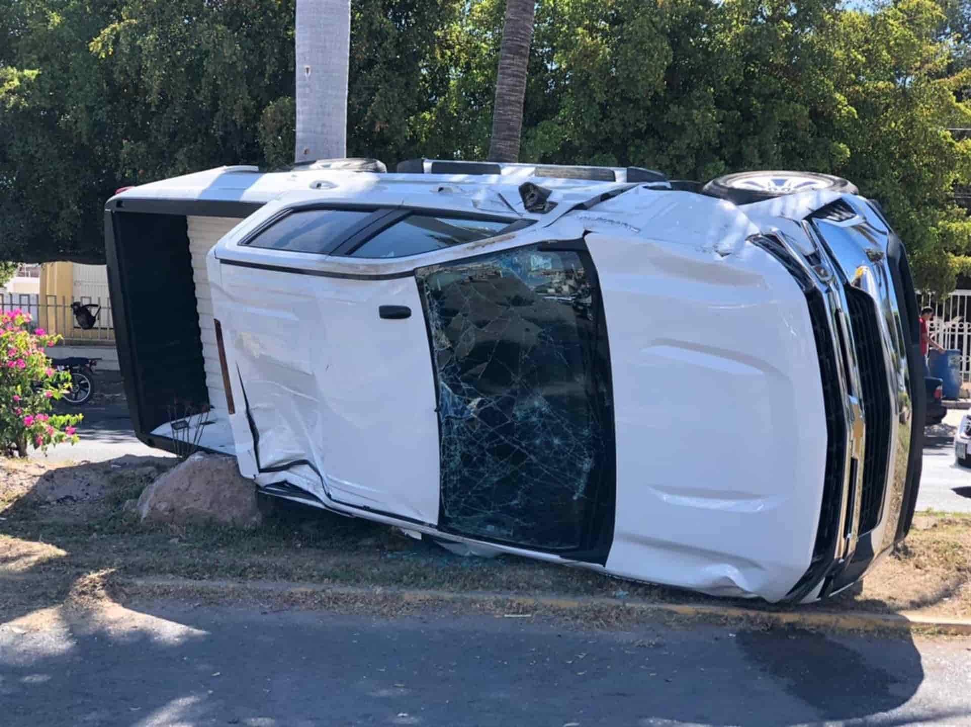 Aparatosa volcadura en Guasave deja cuantiosas pérdidas materiales