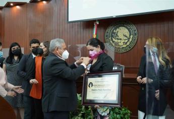 Recibe Dulcina Parra medalla de honor Norma Corona Sapién