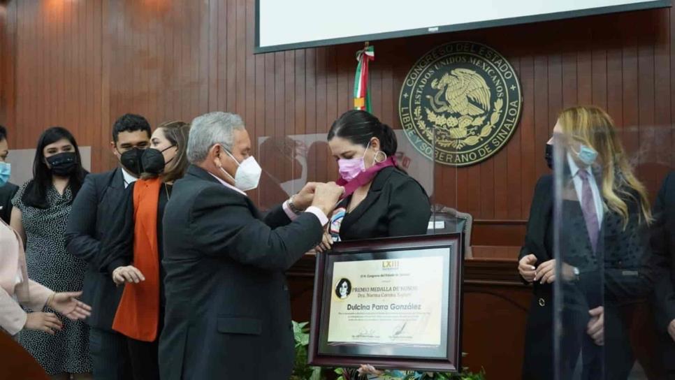 Recibe Dulcina Parra medalla de honor Norma Corona Sapién