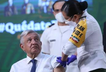 AMLO se vacuna con AstraZeneca durante una rueda de prensa