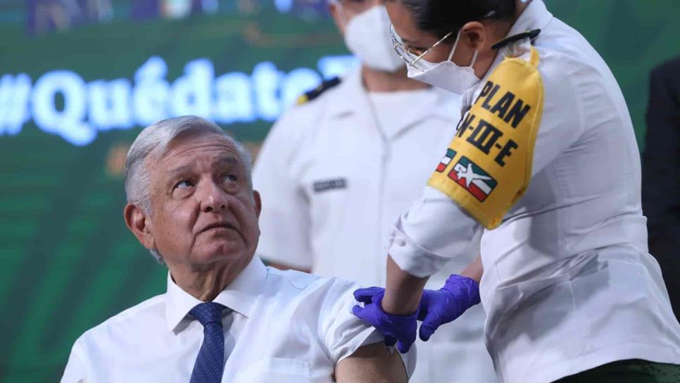 AMLO se vacuna con AstraZeneca durante una rueda de prensa